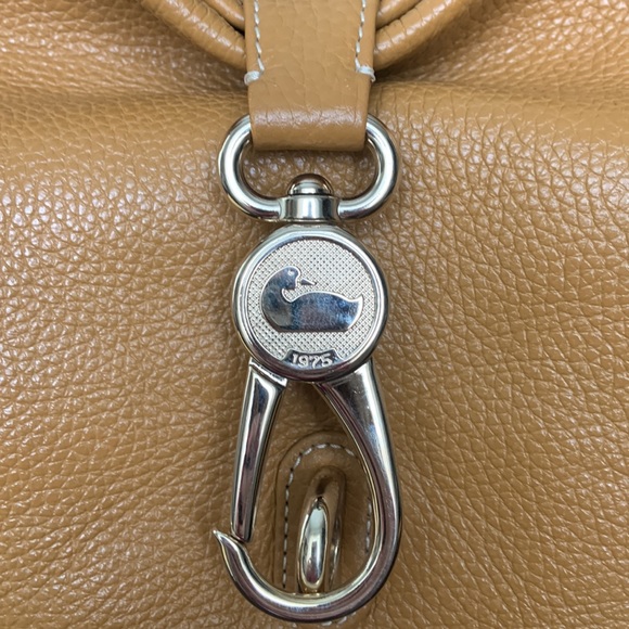 Dooney & Bourke Pebble Logo Lock Large Sac in natural. - Picture 4 of 15